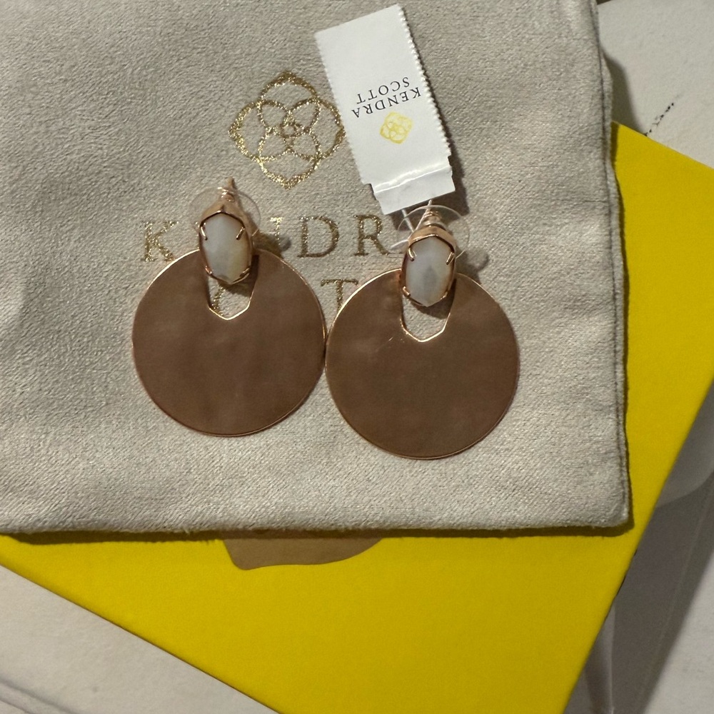 NEW Kendra Scott Deena Earrings in Rose Gold White Mother-of-pearl